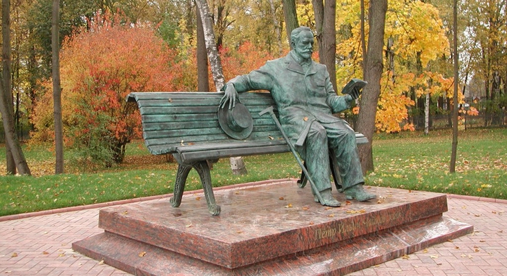 Памятник П.И. Чайковскому в парке